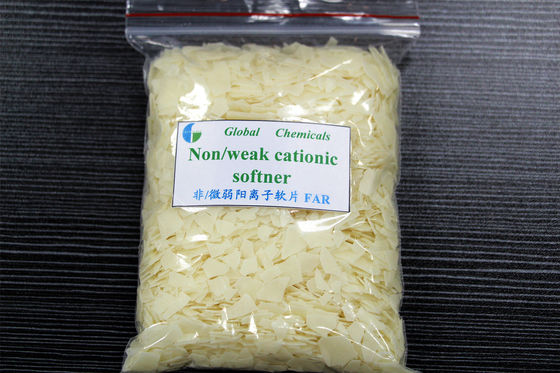 Flakes de suavizantes catiónicos / nooniónicos débiles para un alto requerimiento de color, sombra y blanqueza